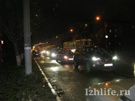 В Ижевске легковушка преградила путь трамваям на улице Ленина