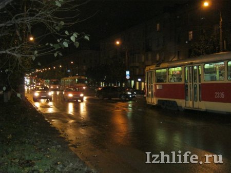 В Ижевске легковушка преградила путь трамваям на улице Ленина