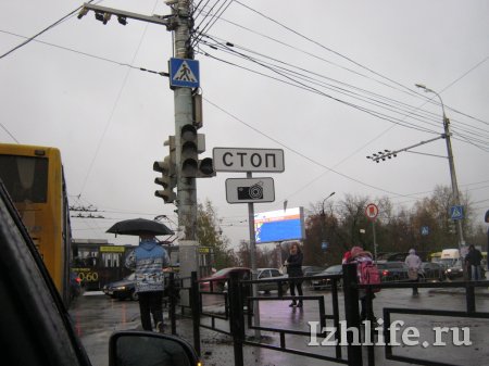 На перекрестке Удмуртская-Кирова в Ижевске не работает светофор
