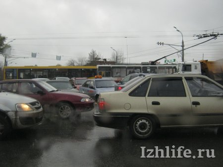 На перекрестке Удмуртская-Кирова в Ижевске не работает светофор