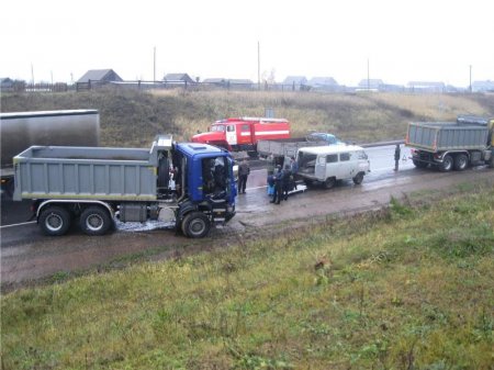 В Удмуртии госпитализировали водителя после столкновения двух грузовиков