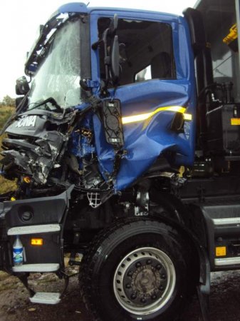 В Удмуртии госпитализировали водителя после столкновения двух грузовиков
