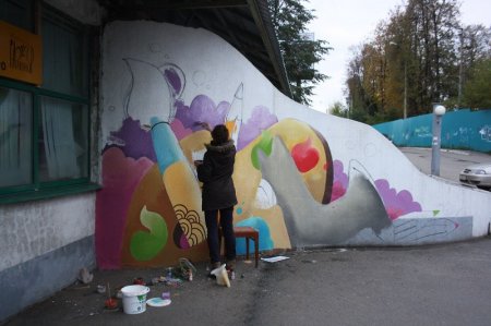 Фотофакт: у ВЦ «Галерея» в Ижевске появилась настенная живопись