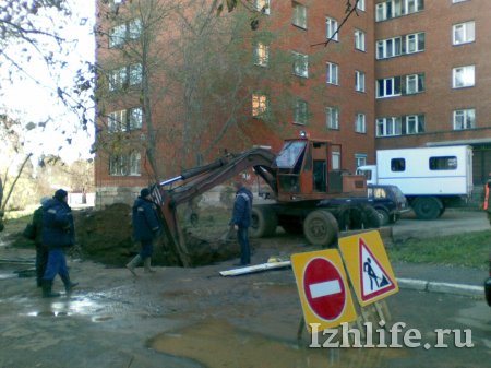 В городке Металлургов в Ижевске в земляную трещину провалился автомобиль