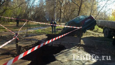 В городке Металлургов в Ижевске в земляную трещину провалился автомобиль