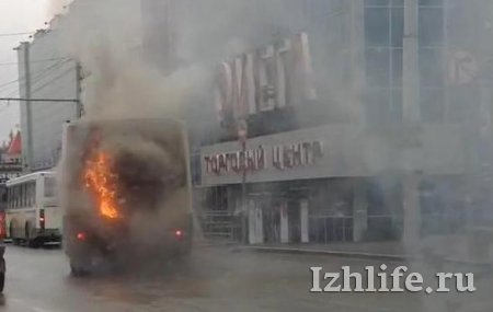В Ижевске на 10 лет Октября загорелся автобус с пассажирами