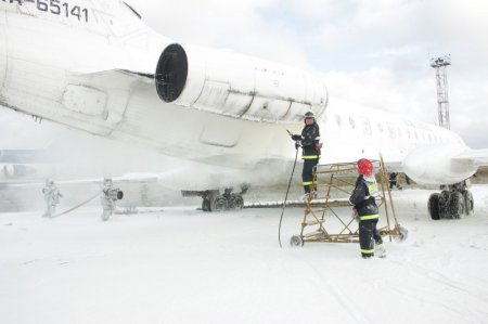 Фотофакт: в ижевском аэропорту самолет совершил «аварийную посадку»