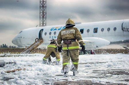 Фотофакт: в ижевском аэропорту самолет совершил «аварийную посадку»