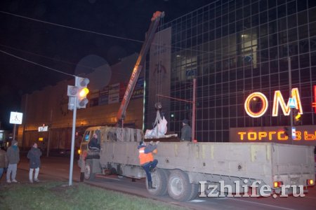 Фотофакт: в Ижевске установили памятник электрику