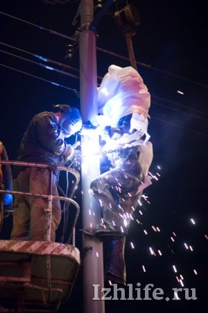 Фотофакт: в Ижевске установили памятник электрику