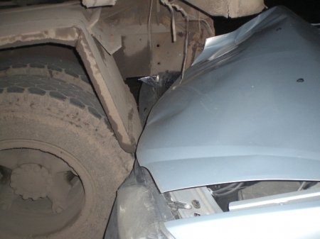В Удмуртии легковушка врезалась в 2 стоящих авто