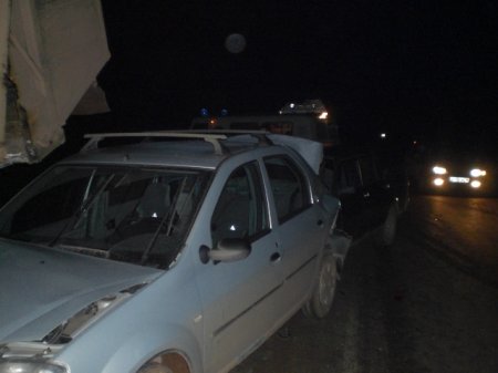 В Удмуртии легковушка врезалась в 2 стоящих авто