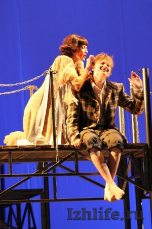 Премьера «Чайки» в Драмтеатре Ижевска: актеры в воде и реальный дождь на сцене