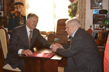 Фотофакт: Глава Удмуртии поздравил Михаила Калашникова с днем рождения