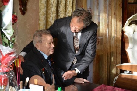Фотофакт: Глава Удмуртии поздравил Михаила Калашникова с днем рождения