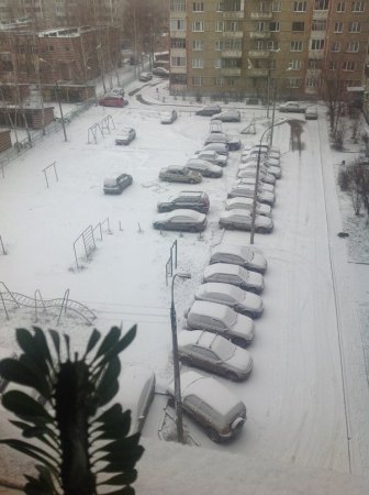 Начало зимы в Ижевске: первые снеговики, заснеженные машины и много аварий
