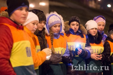 Фотофакт: в Ижевске зажгли свечи в память о погибших в ДТП