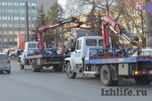 Фотофакт: на улице Кирова в Ижевске эвакуируют машины