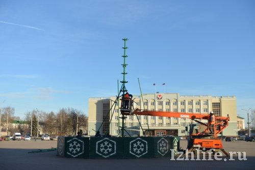 На Центральной площади Ижевска начали устанавливать елку