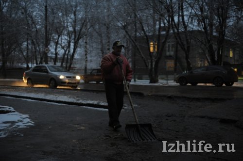 В Ижевске прорвало трубу на улице Коммунаров