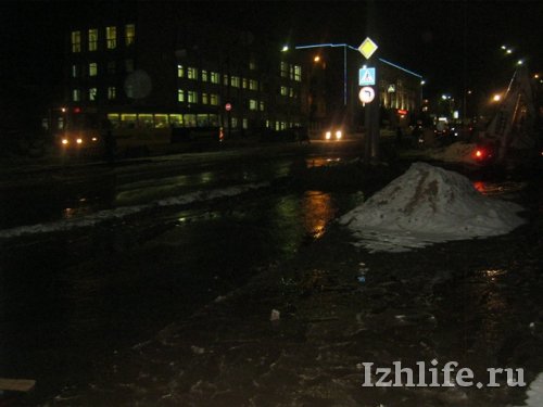 В Ижевске затопило улицу Карла Маркса