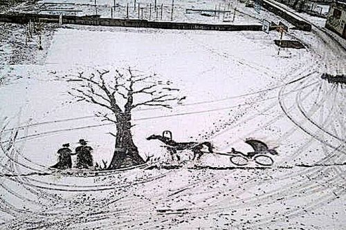 Рисунки метлой на снегу и битый битой троллейбус: о чем говорят в Ижевске