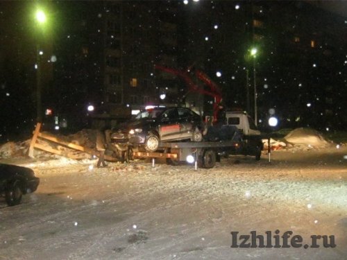 В Ижевске иномарка упала в большую яму и перевернулась