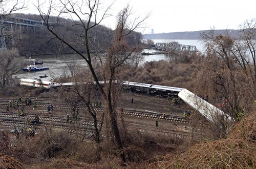 Поезд сошел с рельсов в Нью-Йорке из-за отказа тормозов