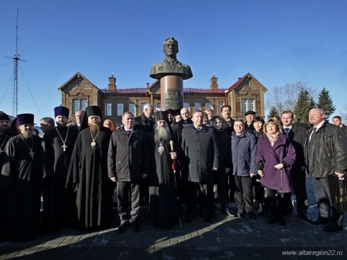 Михаил Калашников поблагодарил губернатора Алтайского края за создание музея
