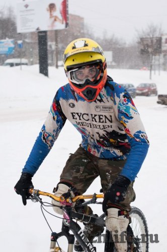 Фотофакт: ижевчане продолжают кататься на велосипедах даже в снегопад