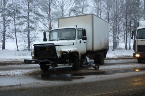 Под Ижевском у Италмаса столкнулись «рено логан» и грузовик «ГАЗ-3307»