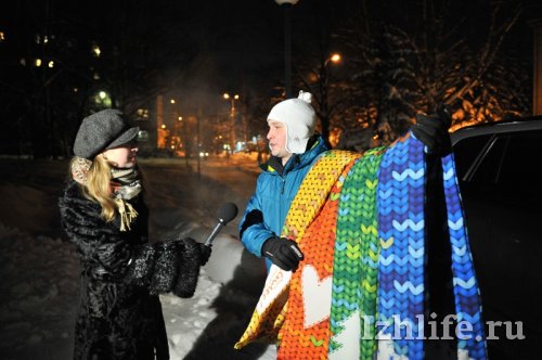Ижевская бабушка почистила от снега памятники и надела на них шарфы