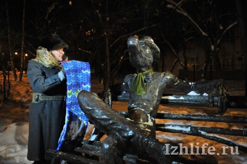 Ижевская бабушка почистила от снега памятники и надела на них шарфы