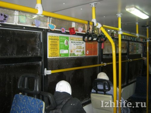 Фотофакт: по Ижевску ездит «вязаный» автобус