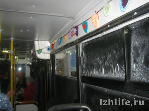 Фотофакт: по Ижевску ездит «вязаный» автобус