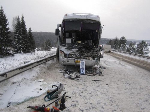 В Пермском крае междугородный автобус из Удмуртии врезался в фуру
