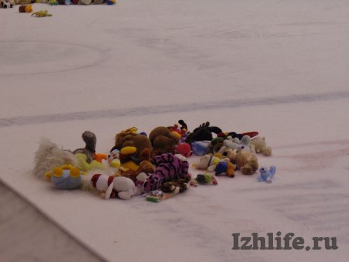 Болельщики ХК «Ижсталь» стали участниками благотворительной акции «Принеси игрушку на матч»