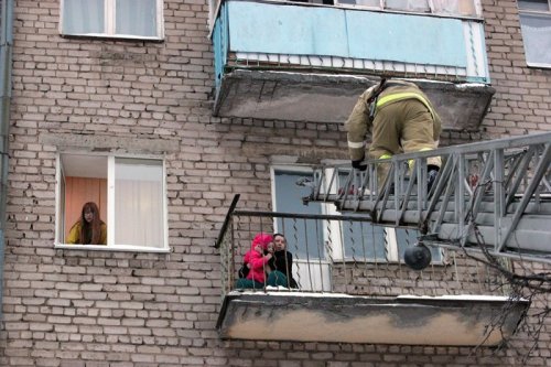 В Ижевске из горящей 5-этажки эвакуировали жителей и кошку Соню