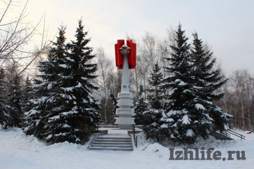 Фотофакт: в Ижевске отреставрировали памятник Ордену Октябрьской революции