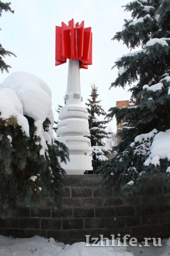 Фотофакт: в Ижевске отреставрировали памятник Ордену Октябрьской революции