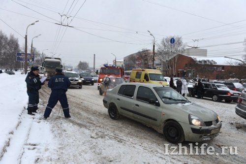 В Ижевске на улице Удмуртской в ДТП попали 2 иномарки