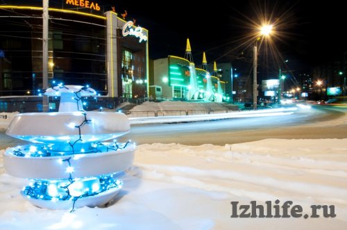 Фотофакт: в Ижевске заработала ночная новогодняя иллюминация