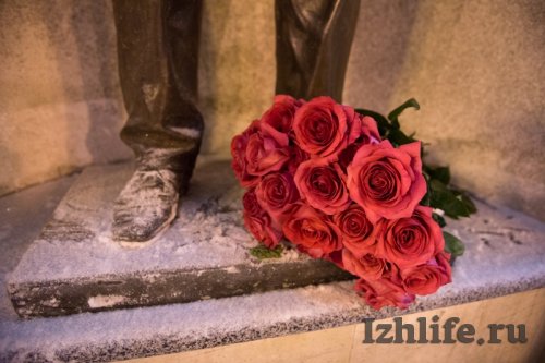 В Ижевске цветы в память о Михаиле Калашникове можно отнести к заводу «Аксион», «Ижмаш» и ИжГТУ