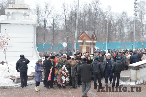Около 10 тысяч человек пришли проститься с Михаилом Калашниковым в Ижевске