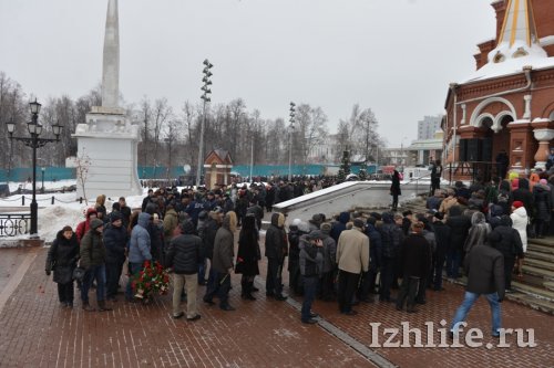 Около 10 тысяч человек пришли проститься с Михаилом Калашниковым в Ижевске