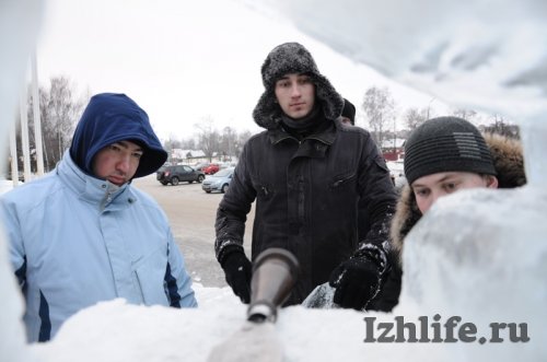 Фотофакт: у Администрации Ижевска появится ледяной автомат Калашникова