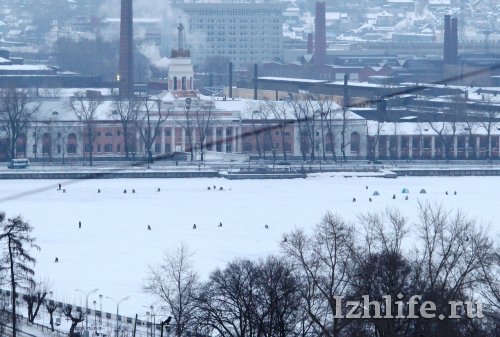 Фотофакт: лед Ижевского пруда за несколько часов до эстафеты Огня «оккупировали» рыбаки