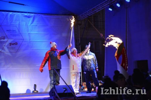 Президент Удмуртии и всемирно известная лыжница зажгли Олимпийскую чашу