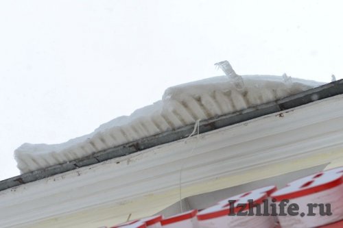 Фотофакт: за праздники на ижевских крышах скопилось много снега