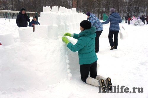 Фотофакт: снежный городок вырос во дворе ижевской школы